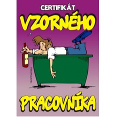 Certifikát vzorného pracovníka na stole